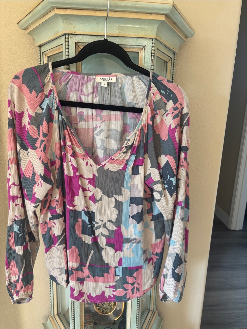 ANDRÉE BY UNIT Floral Pleated Top in Pink, Gray & Light Blue